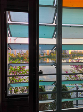 办公室窗外的卢瓦尔河