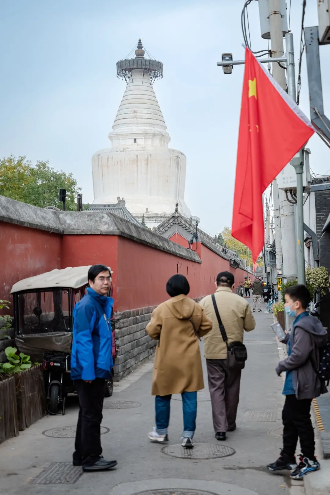 在白塔寺东夹道穿行