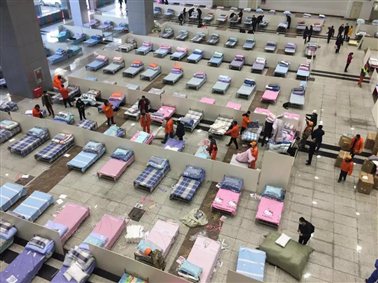2月3日晚，武汉市连夜征用洪山体育馆、武汉客厅、武汉国际会展中心建了三所“方舱医院”，专门收治轻症患者。