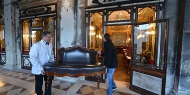 3月8日，威尼斯，意大利宣布封锁北部地区后两名服务生正在搬咖啡厅的椅子