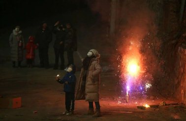 1月24日，戴口罩迎接鼠年的市民们