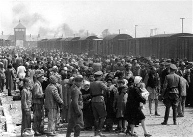 奥斯维辛集中营站台上的挑选：分到右队意味着劳役，左队则被发往毒气室。照片中为来自喀尔巴阡山罗塞尼亚地区的匈牙利犹太人，他们大多来自别列戈沃犹太区（摄于1944年5月/6月，以色列犹太大屠杀纪念馆藏）