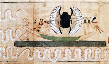 图1：日神拉乘坐“太阳船”于充满巨蛇的航道上夜行，荷尔韦本（Hirweben）《亡灵书》纸草局部，第三中间期第21王朝（公元前1069-前945年），发现于底比斯，现收藏于开罗埃及博物馆（作者摄）