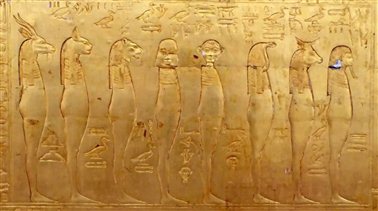 图5：图坦卡蒙第二层椁左立面局部，左二为变幻为猫首人身形象的日神拉，新王国第18王朝末期（约公元前1330年前后），出土于底比斯西岸帝王谷图坦卡蒙墓（KV62），现藏于开罗埃及博物馆，馆藏号JE60660。