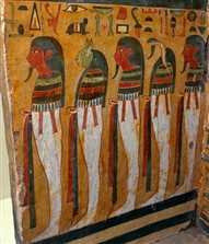 图6： 阿梅涅佩特（Amenemipet）人形彩绘木棺内侧局部，出自底比斯西岸代尔·艾尔-巴哈里（Deir el-Bahri），第三中间期第21王朝（约公元前1069-前945年），现藏于英国伦敦大英博物馆，馆藏号EA22941。