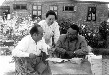 左起：潘光旦、费孝通夫人孟吟、费孝通（张祖道摄于1955年5月）