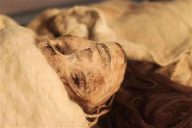 2003年，考古学家在新疆罗布泊的小河遗址挖掘出一具女性干尸——“小河公主”。（目前在北京大学赛克勒博物馆展陈）