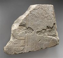图1：浮雕“三猫图”，发现于利什特（Lisht）的中王国法老阿梅内姆哈特一世（Amenemhat I）金字塔群，可能原属于萨卡拉帕皮二世（Pepy II，约公元前2278–前2184年在位）祭庙，古王国第六王朝，石灰岩，高34.6厘米，宽38.1厘米，现存于美国纽约大都会博物馆，馆藏号15.3.1708。