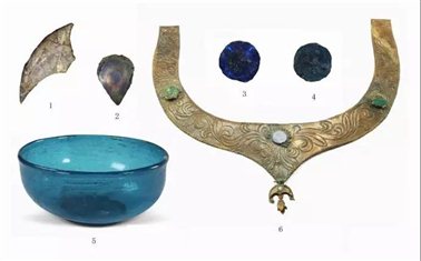 内蒙古锡林郭勒盟伊和淖尔1号墓出土萨珊波斯蓝玻璃碗和金项圈镶嵌的蓝玻璃片