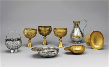 纽约大都会艺术博物馆藏欧洲出土阿瓦尔金银器，出自阿尔巴尼亚首都地拉那，今称“伏罗帕宝藏”（Vrap Treasure）