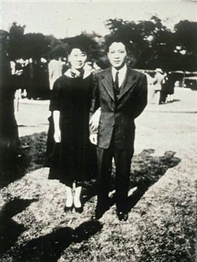 1946年，陈梦家和夫人赵萝蕤在她获芝加哥大学硕士学位毕业典礼