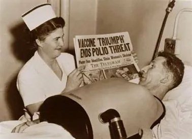 1952 年美国脊髓灰质炎大爆发，超过两万个孩子感染，死亡人数逾三千，图中一位护士正向患者展示“疫苗‘大获成功’，终结脊髓灰质炎威胁”的好消息。